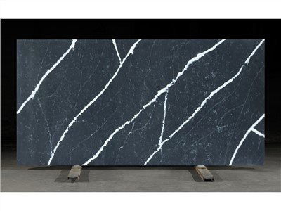 Meja Quartz Yang Kelihatan Seperti Marmer Hitam